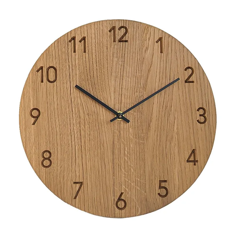 PureTime Karlebo vægur i massivt egetræ med indgraverede tal, Ø30 cm