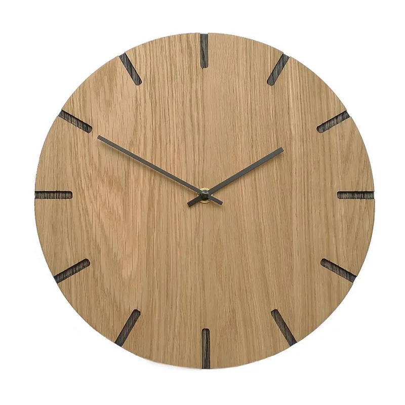 PureTime Lohals vægur i lyst massivt egetræ med mørke udskæringer, Ø30 cm