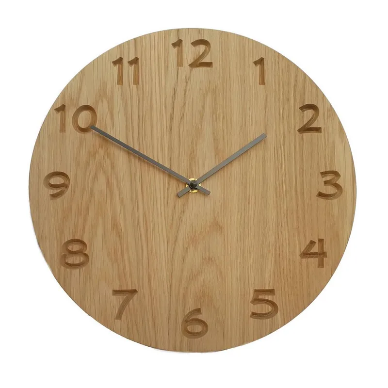 PureTime Saksild vægur i massivt naturligt egetræ med indgraverede tal, Ø30 cm